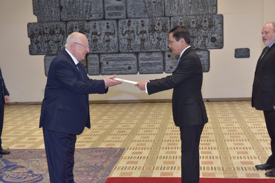 Ambassador Do Minh Hung presents letter of credence to Israeli President