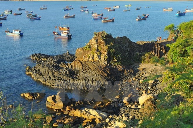 Holiday makers fill beaches in Phu Yen central province