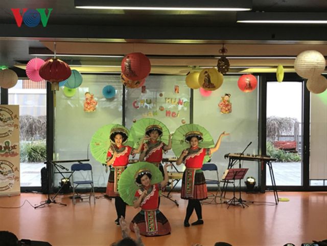 Vietnamese people in France welcome Lunar New Year of Pig