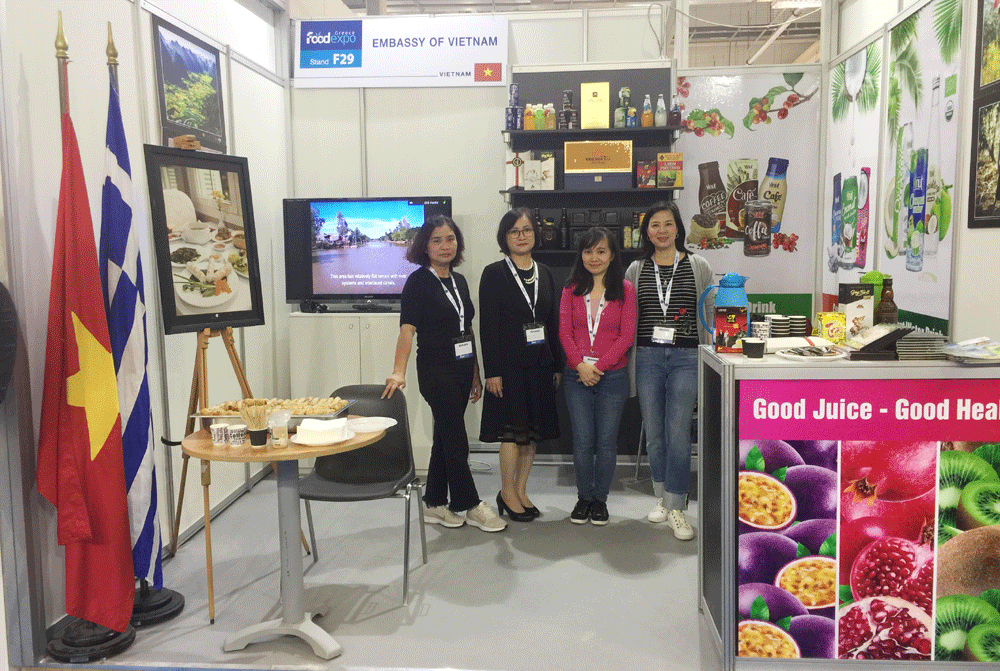 Vietnamese food introduced to international friends