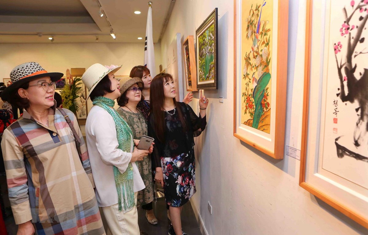 116 works by Vietnamese and Korean artists on display in Hanoi