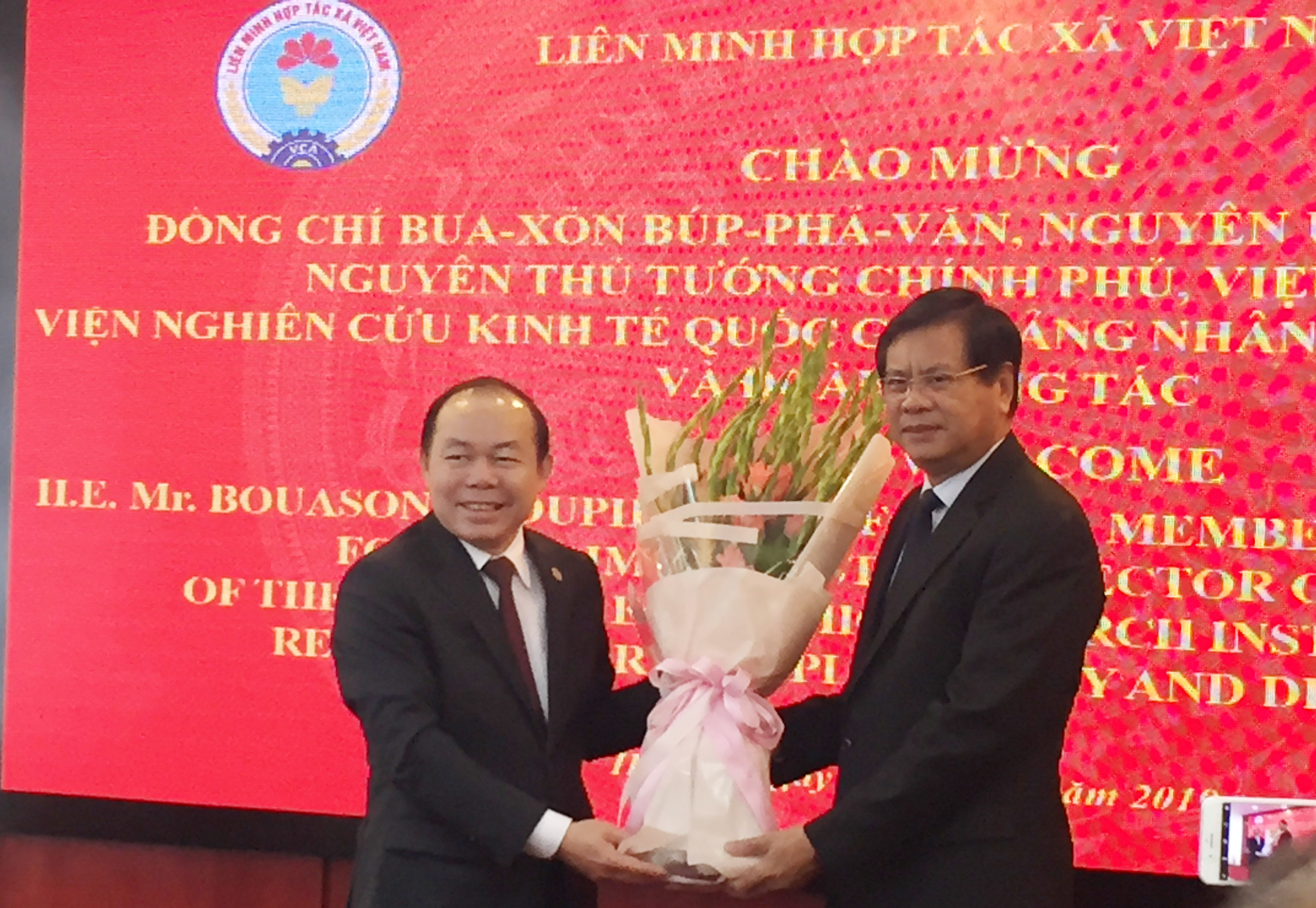 Vietnam, Laos share experiences in developing cooperative economy