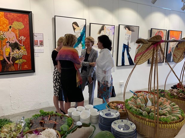 Painting exhibition honouring Vietnamese women held in Singapore