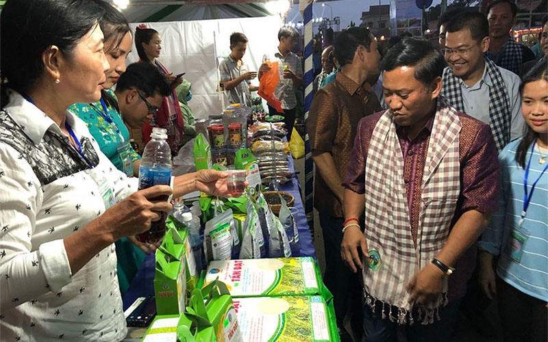 Vietnam introduces products at trade fair in Cambodia