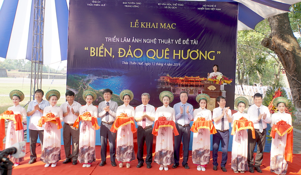 Photos on nation’s seas and islands on display in Hue
