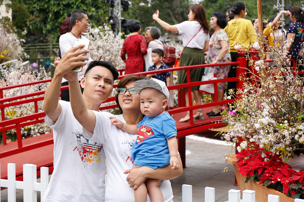 Visitors enjoy experiencing Japanese cherry blossom festival in Hanoi
