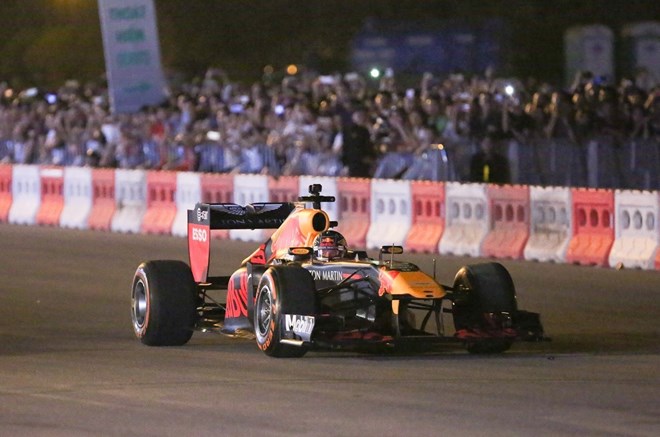 Formula One legend hits Hanoi streets