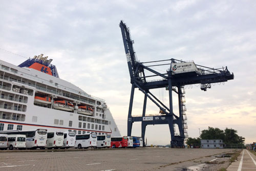 Cruise ships flock to Vietnam