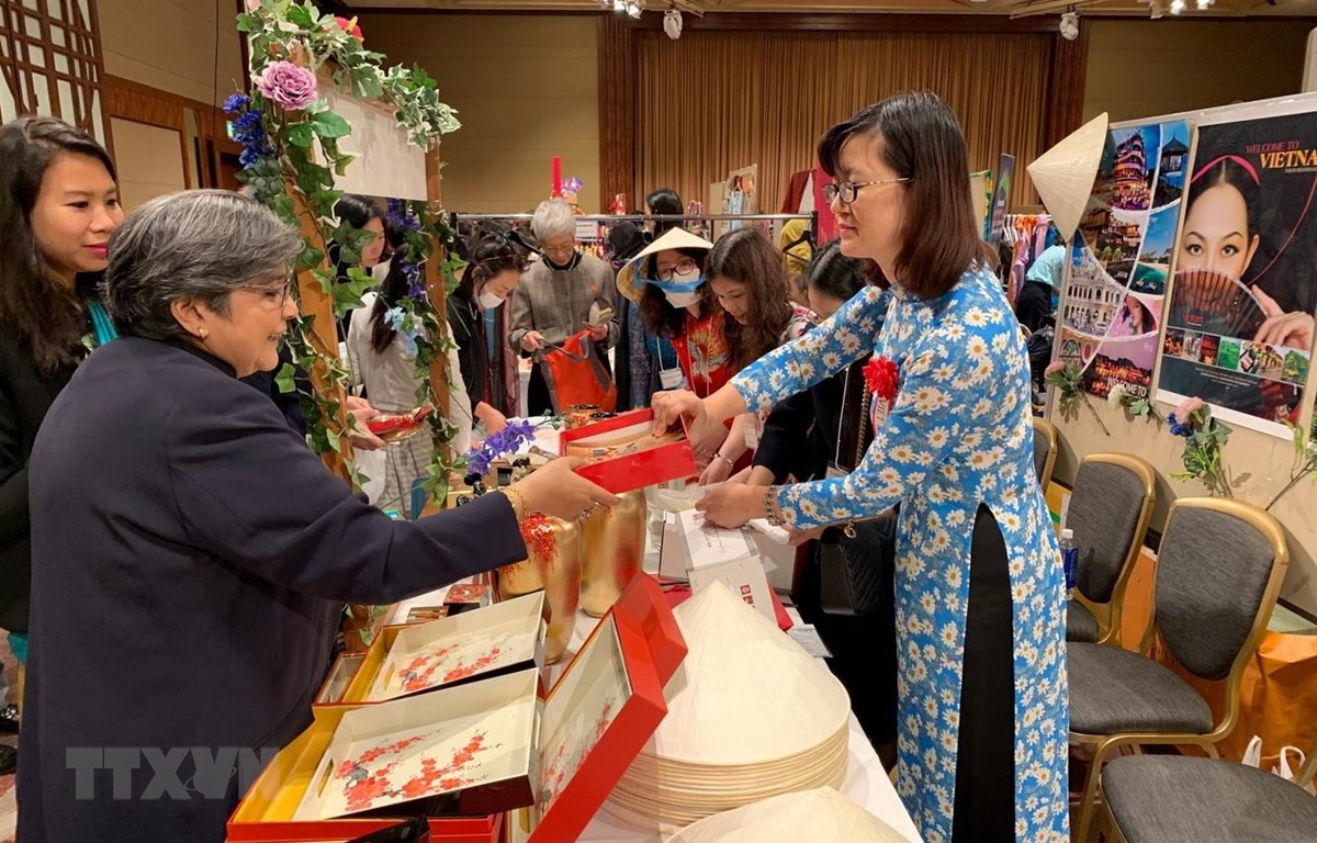 Vietnamese products attract visitors at ALFS charity fair in Japan