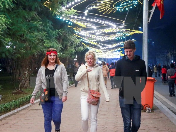 Guom Lake pedestrian zone to open longer during national holiday