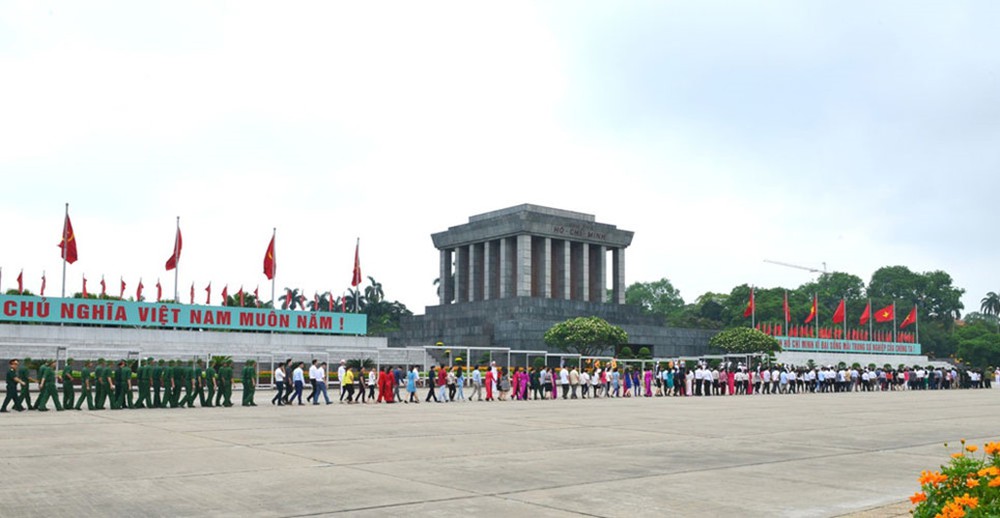 More than 10,000 visitors to President Ho Chi Minh’s mausoleum