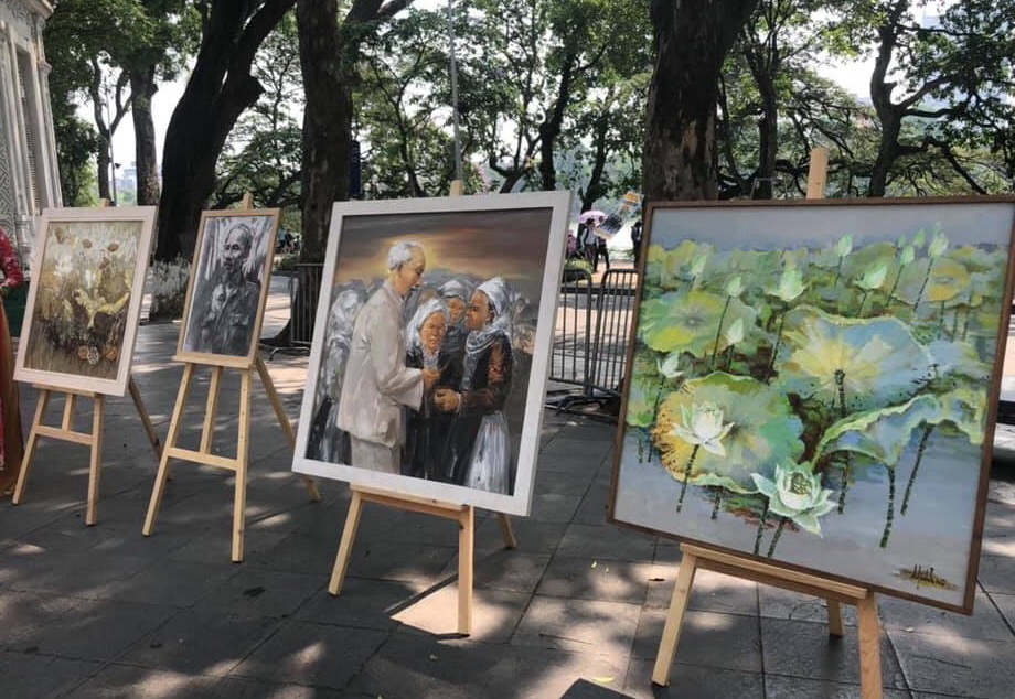 Paintings on Uncle Ho displayed at Hoan Kiem lake pedestrian zone