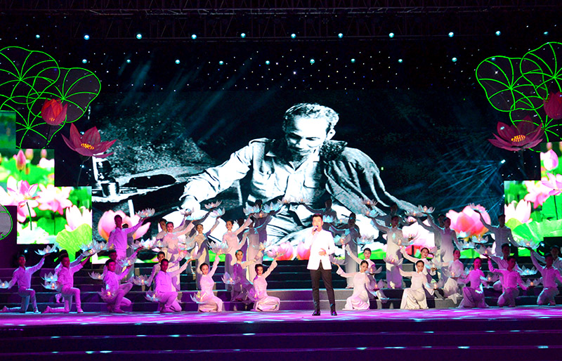 Arts performance on Uncle Ho in Ho Chi Minh city