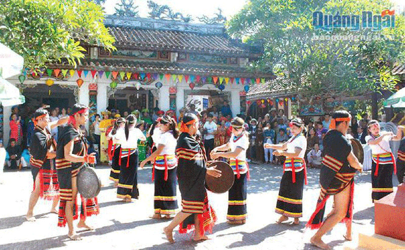 Cor ethnic folk singing, dance and gong performances