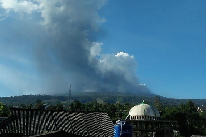 Indonesia volcano erupts near Bandung city