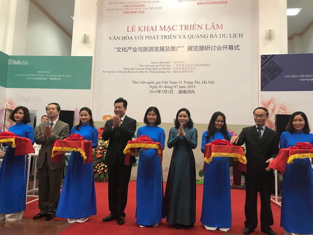 Strengthening Vietnam - China cultural and tourist exchanges