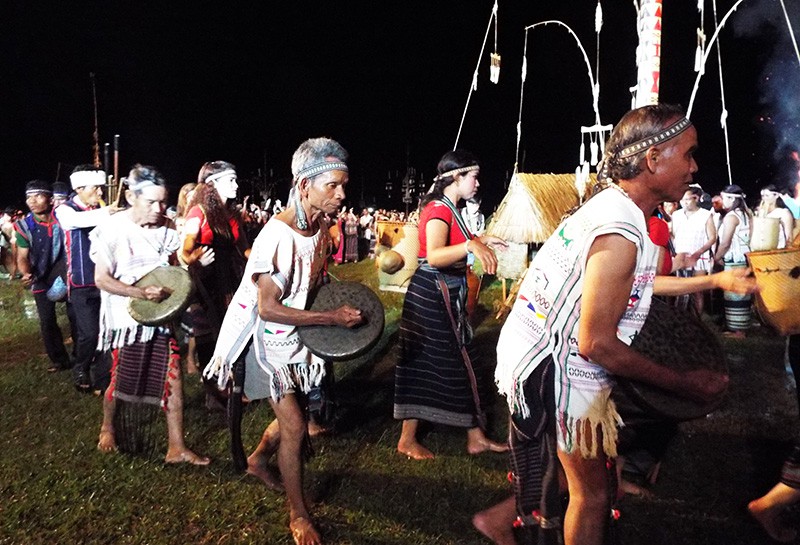 Lam Dong province Teaching gongs to K Ho ethnic youth