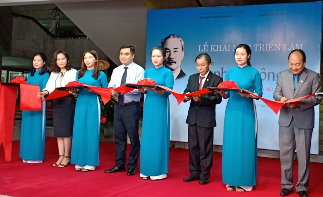 Nearly 100 photos on late President Souphanouvong on display in Vietnam