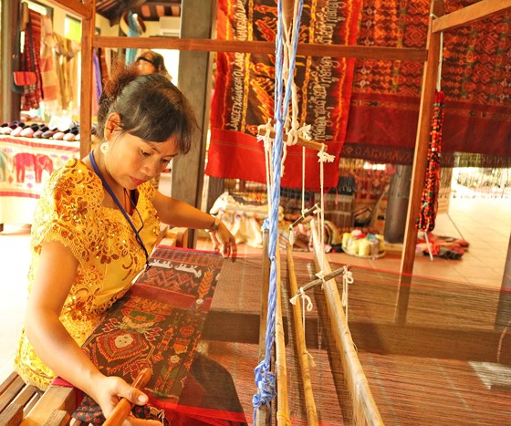 80 artisans from traditional villages to perform silk weaving in Hoi An
