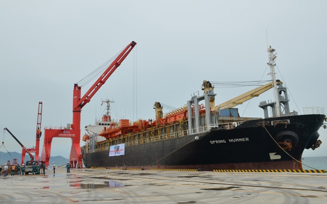 Vinh Tan int’l sea port welcomes first foreign vessel