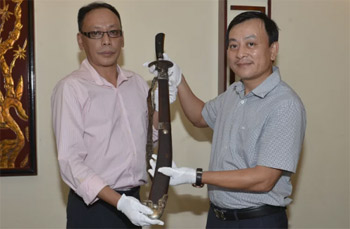 Donating valuable pieces of the Vuong family to Ho Chi Minh Museum