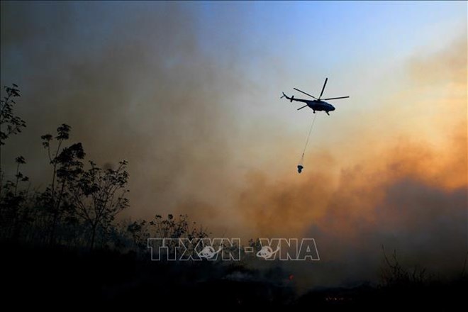 Indonesia Four helicopters deployed to douse forest fires