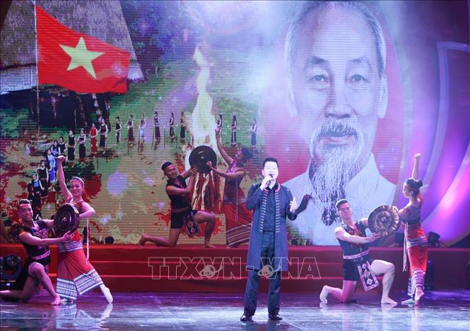 Artistic performance on Uncle and the Central Highlands
