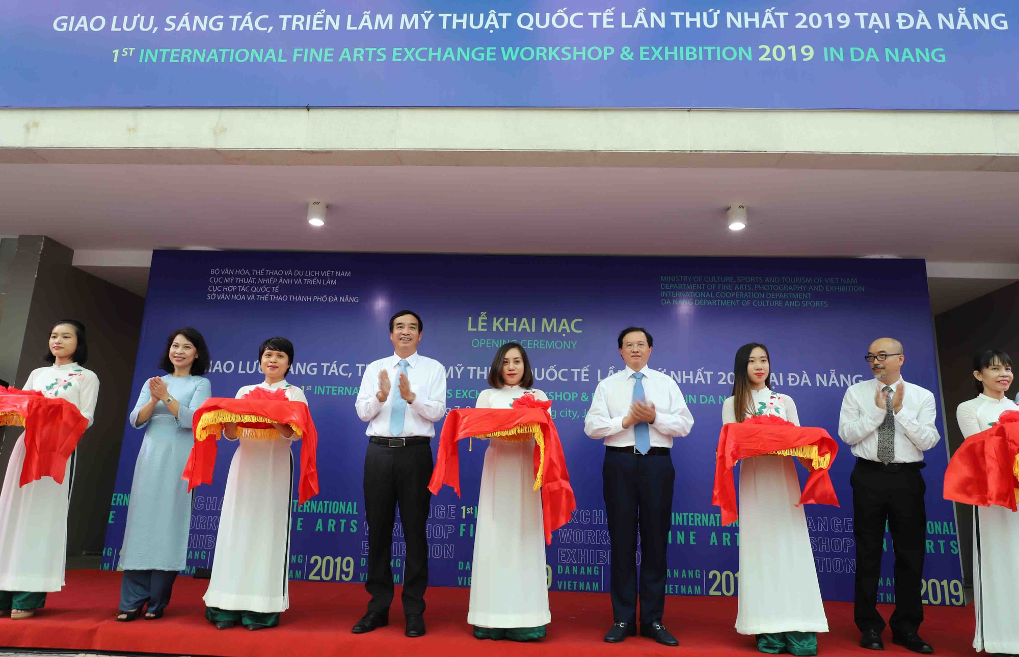 Popularizing Vietnam to international friends through fine arts activities