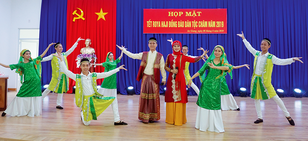 Cham ethnic people enjoy Roya Haji festival