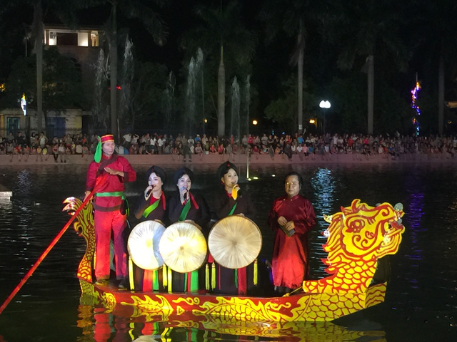 Quan ho folk singing performance on boat in Bac Ninh province