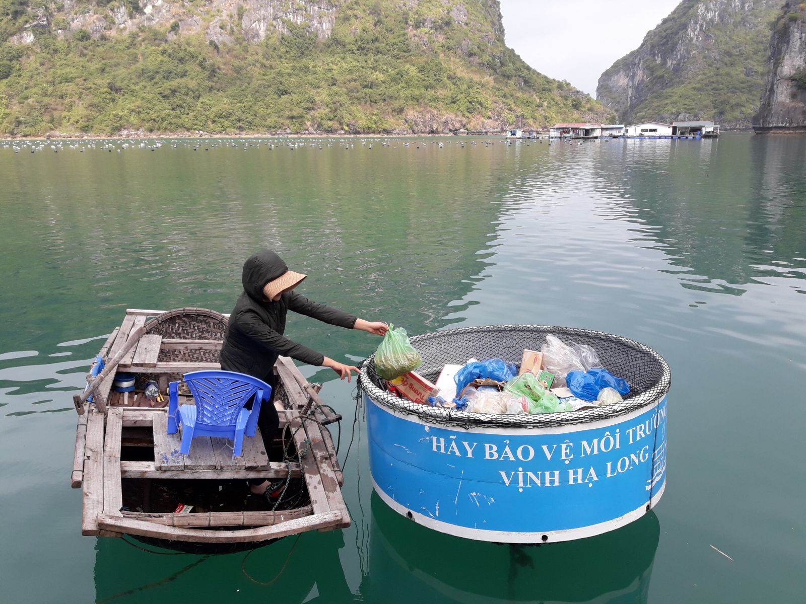 Tourists advised not to use disposable plastics on Ha Long bay