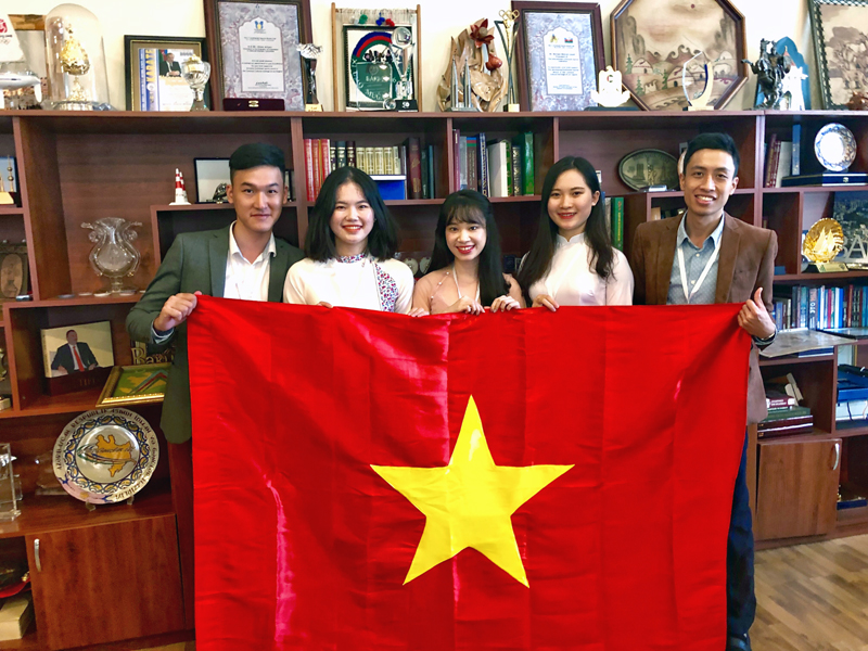 Vietnamese delegation received an award in an international writing competition about Azerbaijan