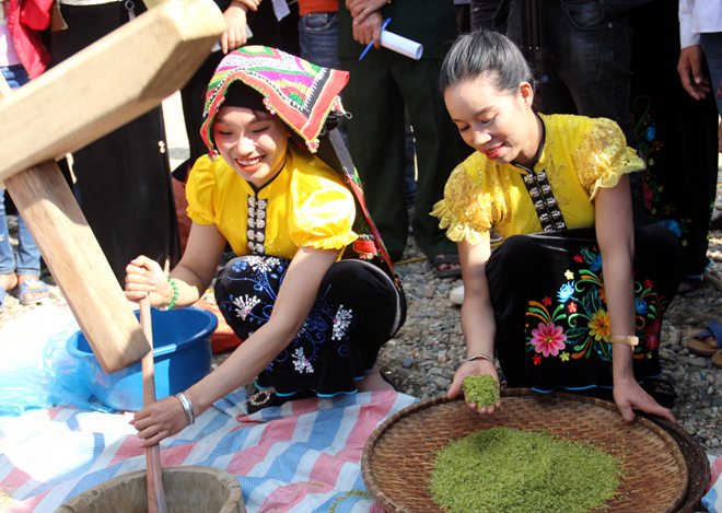 Experience traditional food making at Tu Le green sticky rice festival