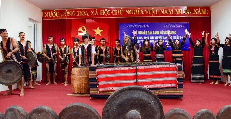 Training course on gongs for students in Dak Lak province