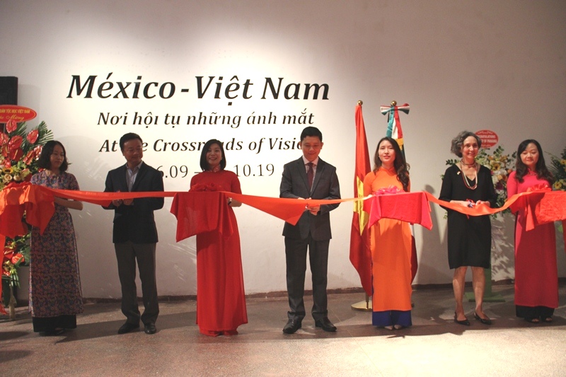 72 photos on Vietnam and Mexico on display in Hanoi