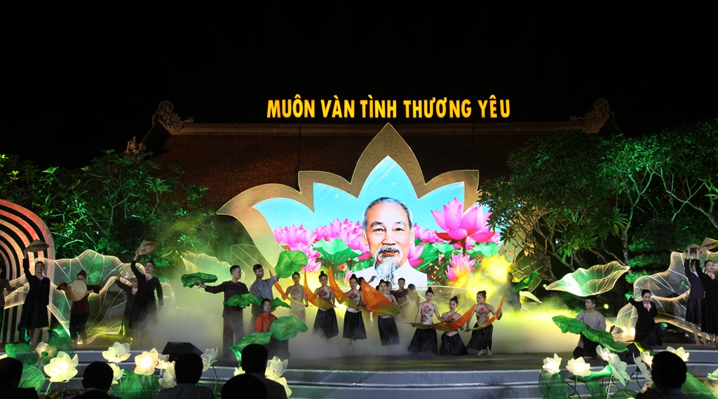 Special arts program on Uncle Ho broadcast live at HCM City’s Nha Rong Wharf