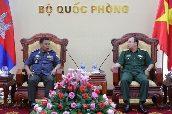 Deputy Chief of General Staff receives Cambodia military police officer