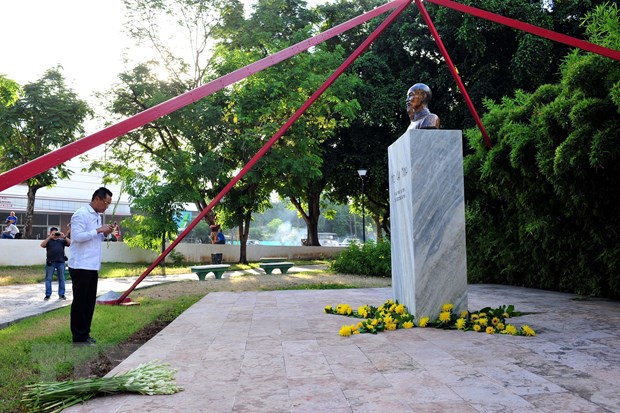 Vietnamese Embassy in Cuba offers flowers at President Ho Chi Minh’s statue