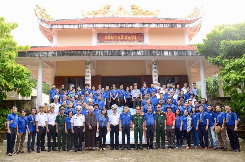Ho Chi Minh city delegation visits people and soldiers on Tho Chu island