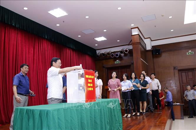 Vietnamese people in Laos help local people overcome natural disasters