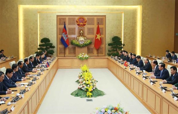 PM Nguyen Xuan Phuc holds talks with Cambodian PM Hun Sen