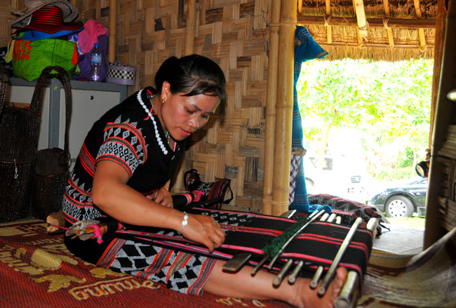 Zeng weaving of Ta Oi ethnic group in Thua Thien Hue province