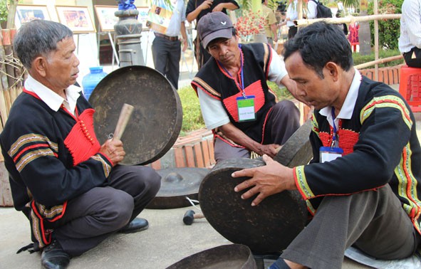 Teaching gongs and traditional musical instruments