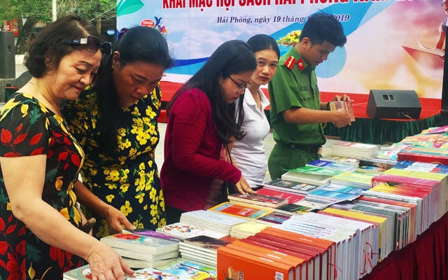The reading encouragement week at HCM city’s book street