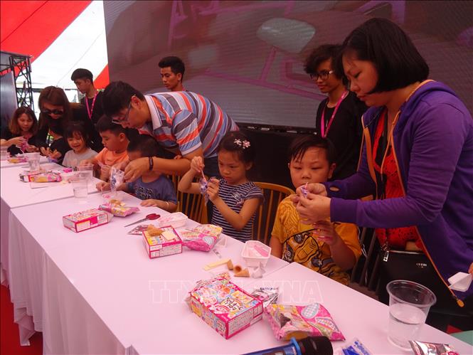 Experiencing activities at Vietnam-Japan festival