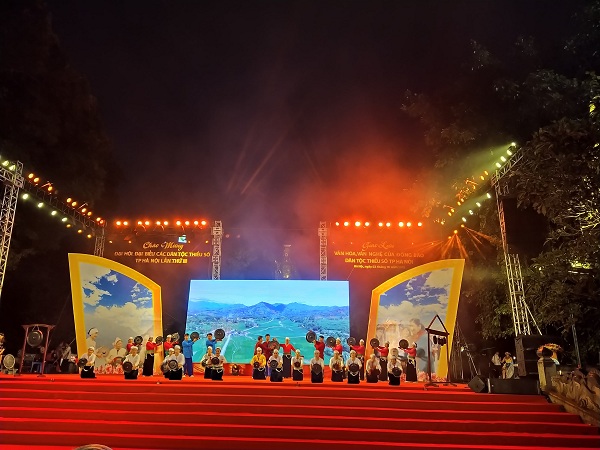 Ethnic cultural and artistic exchange near Hoan Kiem Lake