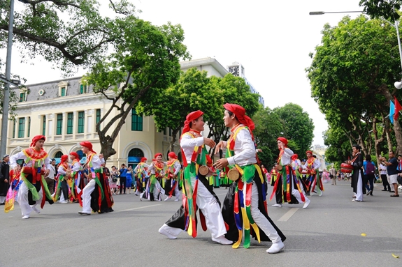 Folk festival at pedestrian area around Hoan Kiem lake
