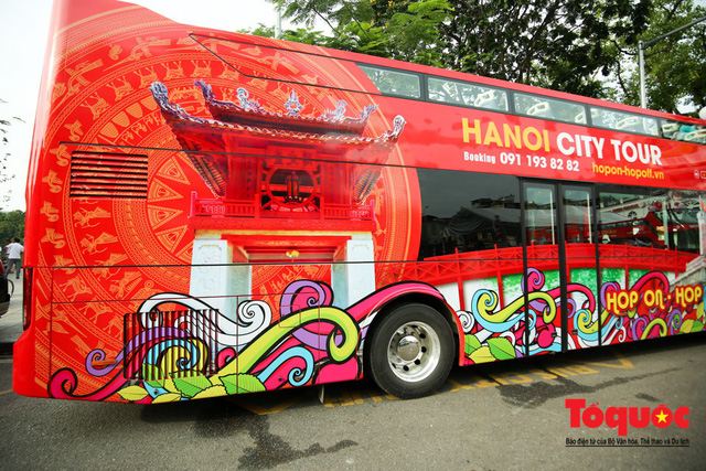 Hanoi adjusts double-decker bus tour