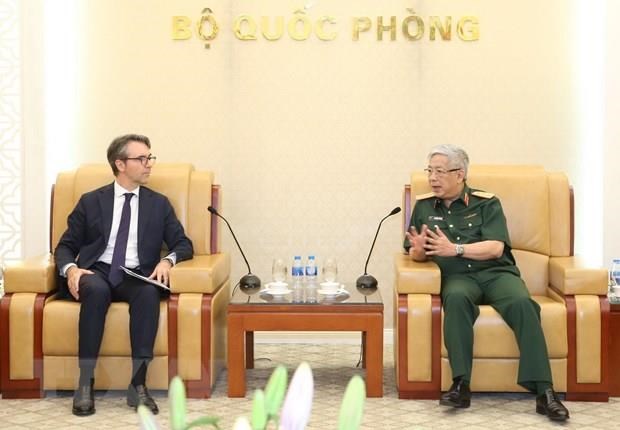 Deputy Defence Minister Nguyen Chi Vinh receives foreign guests