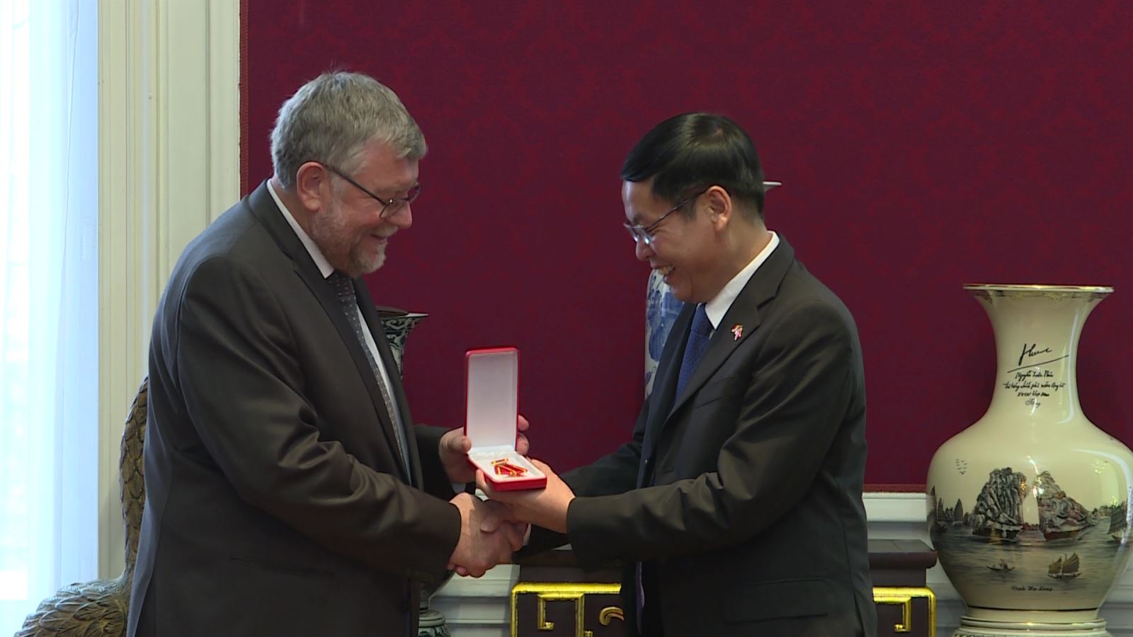 Belgium-Vietnam Association presented Vietnamese Friendship Order
